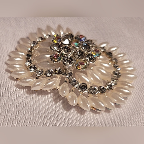 White and Silver Rhinestone Brooch - Picture 3 of 6